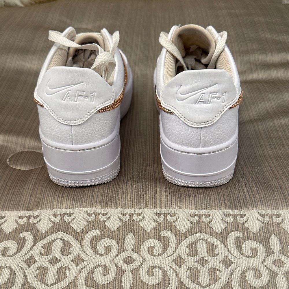 Nike Air AF-1 White sneakers with Rose Gold Swarovski’s crystal on Nike emblem - Picture 4 of 5